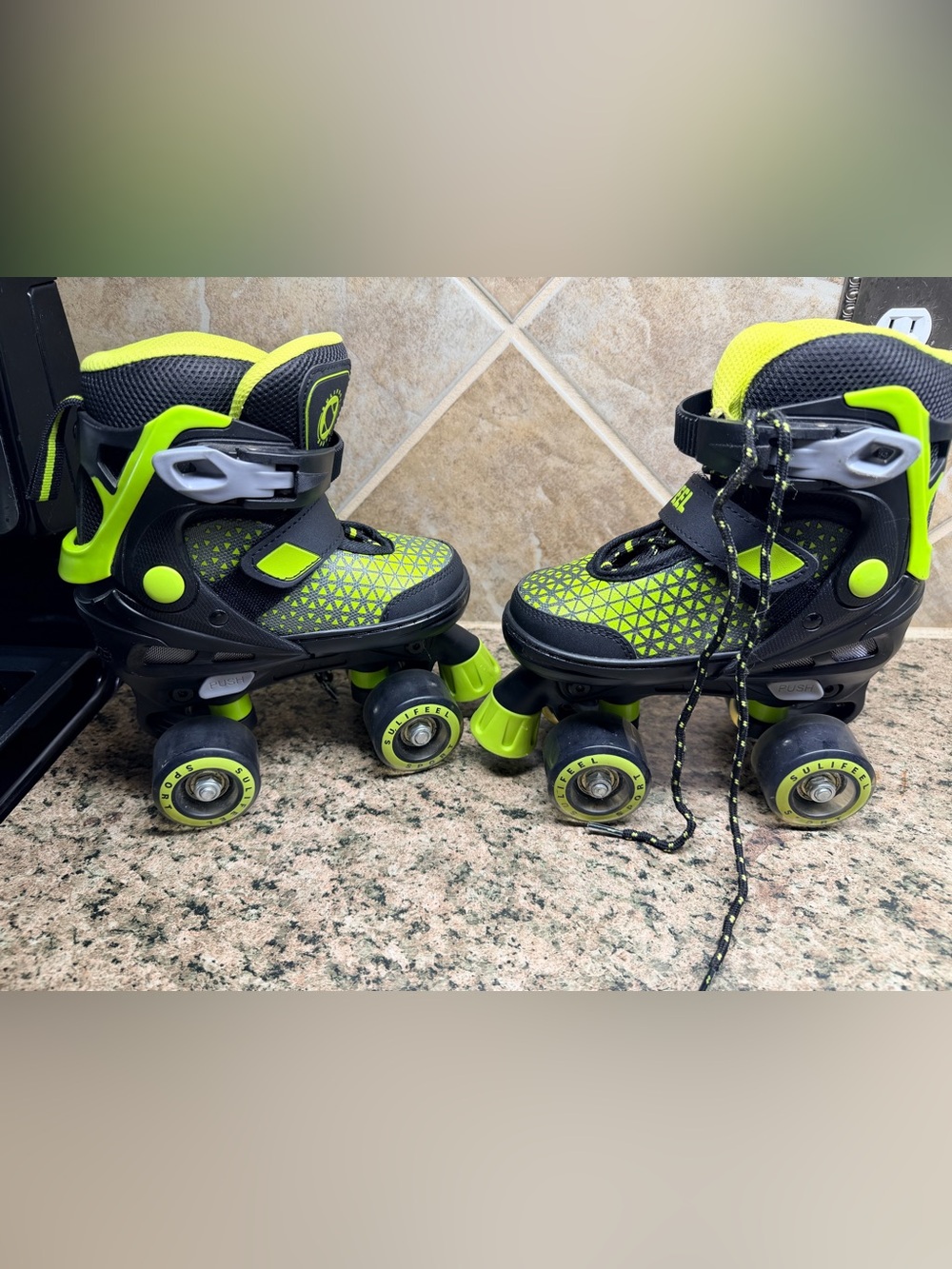 SULIFEEL Kids Roller Skates Adjustable Size S EU 28-32 US 11C-1Y LED Light Up
